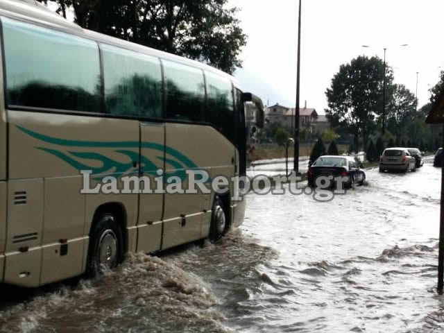 Ξαφνική νεροποντή προκάλεσε προβλήματα στους δρόμους της Λαμίας [photos] - Φωτογραφία 8