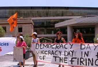 24 Ιουλίου: Διαμαρτυρία Διαθεσίμων Απολυμένων στο Μουσείο της Ακρόπολης, την Ημέρα της Δημοκρατίας - Φωτογραφία 1