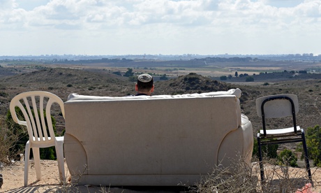 Israelis gather on hillsides to watch and cheer as military drops bombs on Gaza - Φωτογραφία 2