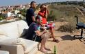 Israelis gather on hillsides to watch and cheer as military drops bombs on Gaza - Φωτογραφία 1