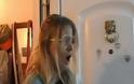 Ελληνίδα μάνα επισκέπτεται το σπίτι του φοιτητή γιου της και τρελαίνεται! [video]