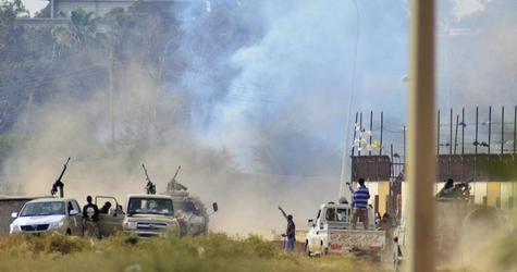 Πυρά εναντίον οχηματοπομπής με Βρετανούς στη Λιβύη - Φωτογραφία 1