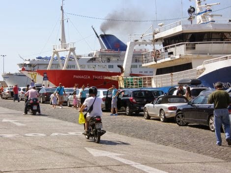 Φλεγόμενη λέμβος στο λιμάνι της Καβάλας - Φωτογραφία 1