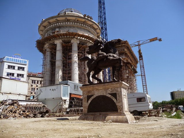 Τα Σκόπια γέμισαν αρχαία αγάλματα - Το νέο τρελό σχέδιο των γειτόνων μας - Φωτογραφία 10
