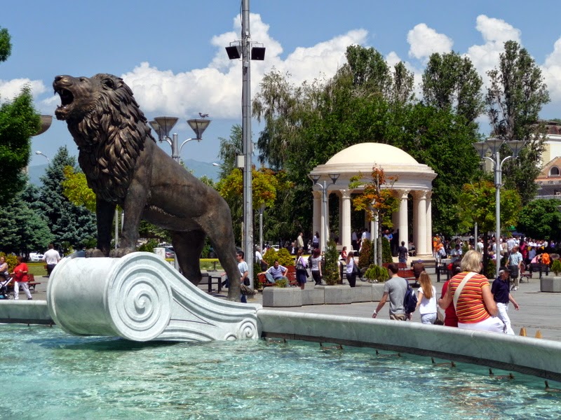 Τα Σκόπια γέμισαν αρχαία αγάλματα - Το νέο τρελό σχέδιο των γειτόνων μας - Φωτογραφία 13