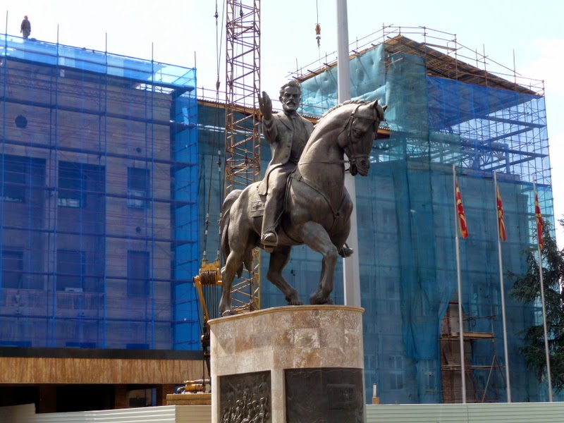 Τα Σκόπια γέμισαν αρχαία αγάλματα - Το νέο τρελό σχέδιο των γειτόνων μας - Φωτογραφία 18