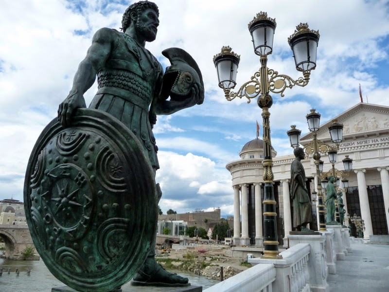Τα Σκόπια γέμισαν αρχαία αγάλματα - Το νέο τρελό σχέδιο των γειτόνων μας - Φωτογραφία 8