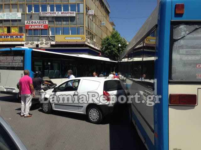 Παρκαρισμένο αυτοκίνητο στη Λαμία λύθηκε και κατέληξε πάνω στο αστικό λεωφορείο - Φωτογραφία 2
