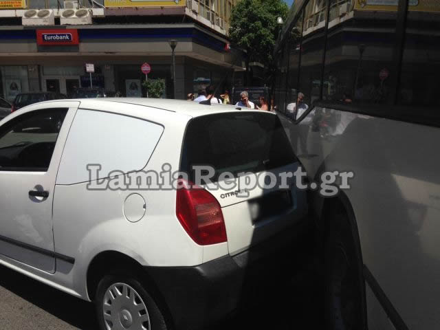 Παρκαρισμένο αυτοκίνητο στη Λαμία λύθηκε και κατέληξε πάνω στο αστικό λεωφορείο - Φωτογραφία 3
