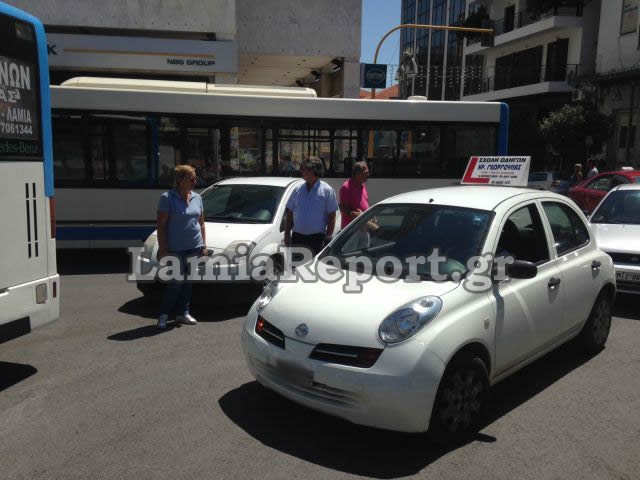 Παρκαρισμένο αυτοκίνητο στη Λαμία λύθηκε και κατέληξε πάνω στο αστικό λεωφορείο - Φωτογραφία 4