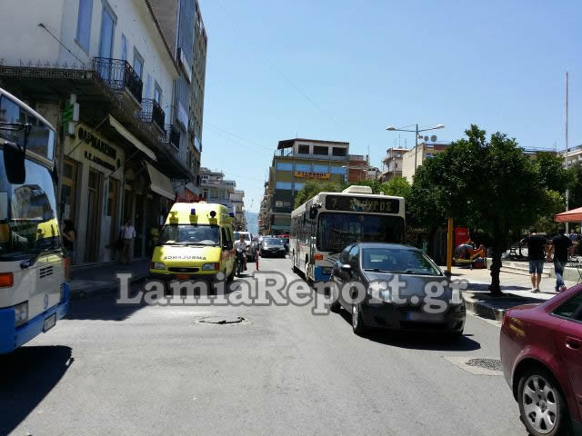 Παρκαρισμένο αυτοκίνητο στη Λαμία λύθηκε και κατέληξε πάνω στο αστικό λεωφορείο - Φωτογραφία 5