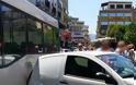 Παρκαρισμένο αυτοκίνητο στη Λαμία λύθηκε και κατέληξε πάνω στο αστικό λεωφορείο - Φωτογραφία 1
