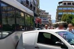 Παρκαρισμένο αυτοκίνητο στη Λαμία λύθηκε και κατέληξε πάνω στο αστικό λεωφορείο