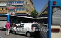 Παρκαρισμένο αυτοκίνητο στη Λαμία λύθηκε και κατέληξε πάνω στο αστικό λεωφορείο - Φωτογραφία 2