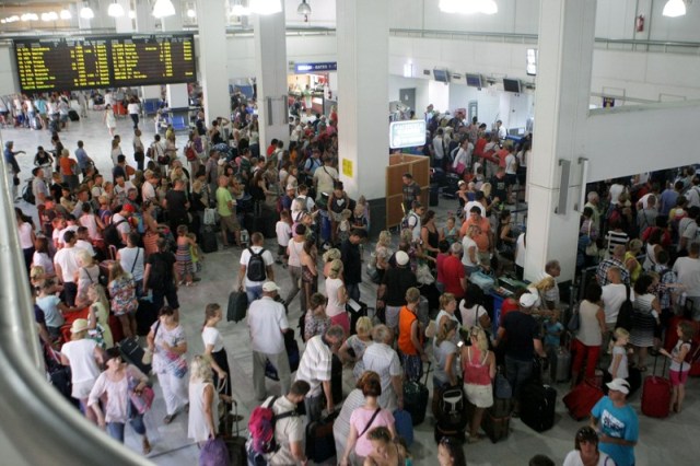Χιλιάδες τουρίστες καταφθάνουν στην Κρήτη, κάνοντας το αεροδρόμιο να χτυπάει κόκκινο! - Φωτογραφία 2