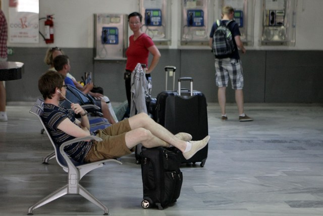 Χιλιάδες τουρίστες καταφθάνουν στην Κρήτη, κάνοντας το αεροδρόμιο να χτυπάει κόκκινο! - Φωτογραφία 3