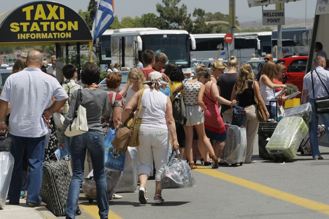 Χιλιάδες τουρίστες καταφθάνουν στην Κρήτη, κάνοντας το αεροδρόμιο να χτυπάει κόκκινο! - Φωτογραφία 4