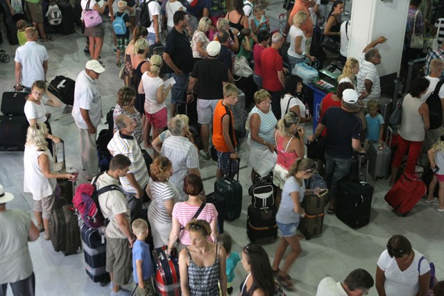 Χιλιάδες τουρίστες καταφθάνουν στην Κρήτη, κάνοντας το αεροδρόμιο να χτυπάει κόκκινο! - Φωτογραφία 5
