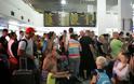 Χιλιάδες τουρίστες καταφθάνουν στην Κρήτη, κάνοντας το αεροδρόμιο να χτυπάει