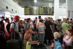 Χιλιάδες τουρίστες καταφθάνουν στην Κρήτη, κάνοντας το αεροδρόμιο να χτυπάει κόκκινο!