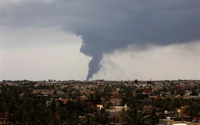 Λιβύη: Εκτός ελέγχου η πυρκαγιά σε δεξαμενές πετρελαίου - Φωτογραφία 1