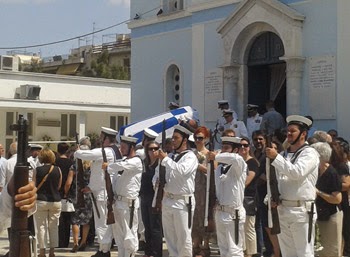 Με τιμές ήρωα κηδεύτηκε ο ναύαρχος Παπασηφάκης - Φωτογραφία 1