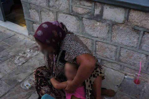 ΑΠΟΚΑΛΥΠΤΙΚΗ είδηση! Επαιτεία με ξένο παιδί στο Ναύπλιο; [photos] - Φωτογραφία 3