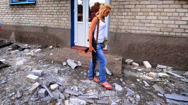 Η ουκρανή ξανθιά Lara Croft με το καλάσνικοφ [photos] - Φωτογραφία 1