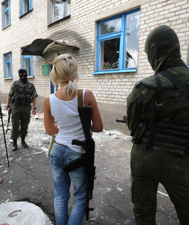 Η ουκρανή ξανθιά Lara Croft με το καλάσνικοφ [photos] - Φωτογραφία 3