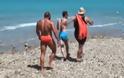 Όταν ο Greek Lover συναντάει έναν... γορίλα στην παραλία δείτε πως αντιδράει...! [video]