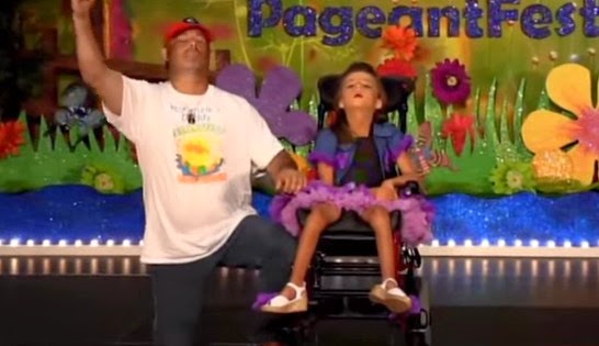 Βίντεο που λίγοι αντέχουν να δουν: Πατέρας χορεύει με τη κόρη του όταν τη σηκώνει από αναπηρικό καροτσάκι [video] - Φωτογραφία 1