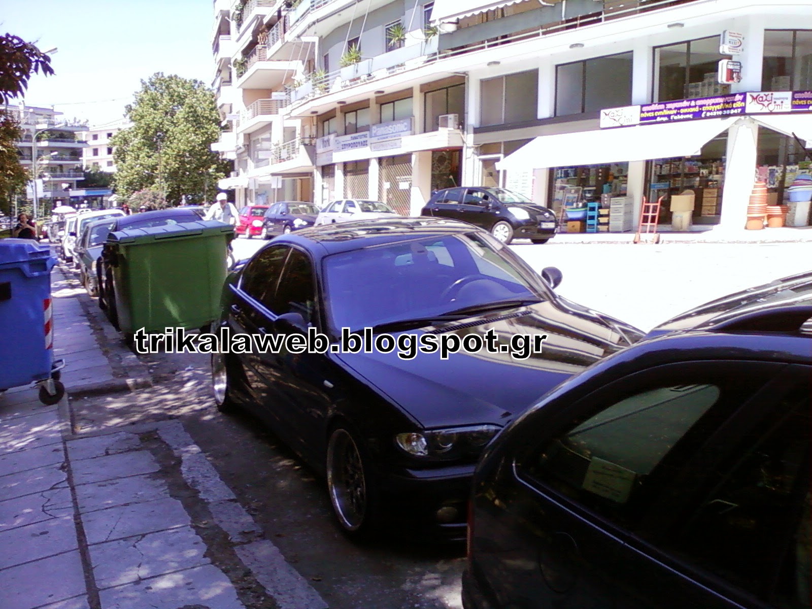 Νέα μόδα στα Τρίκαλα: Παρκάρουν τα αυτοκίνητα δίπλα απο τους κάδους των απορριμάτων [photos] - Φωτογραφία 4