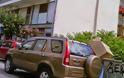 Νέα μόδα στα Τρίκαλα: Παρκάρουν τα αυτοκίνητα δίπλα απο τους κάδους των απορριμάτων [photos]