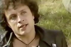 Ο Γιώργος Πετρόχειλος μετά τις καλτ βιντεοταινίες και τους... Sex Pistols, στέλνει επιστολές υπέρ της Χρυσής Αυγής