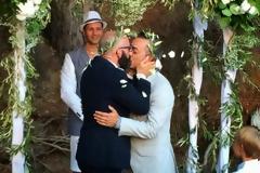 Κύπριος σκηνοθέτης παντρεύτηκε τον αγαπημένο του στη Σκόπελο [photos]