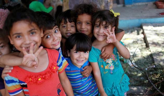 MIA EIKONA XILIEΣ ΛΕΞΕΙΣ: Κι όμως, τα παιδιά στην Γάζα χαμογελούν ακόμα - Φωτογραφία 2