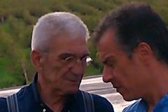 O Θεοδωράκης και το αξεσουάρ του στους αμπελόνες του Μπουτάρη... [photos]