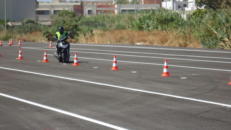 Από σήμερα σε λειτουργία η νέα πίστα οδήγησης των υποψήφιων δικυκλιστών δίπλα στο Παγκρήτιο Στάδιο - Φωτογραφία 3