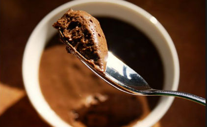 Η συνταγή της ημέρας: Μους σοκολάτας με λικέρ φουντούκι - Φωτογραφία 1