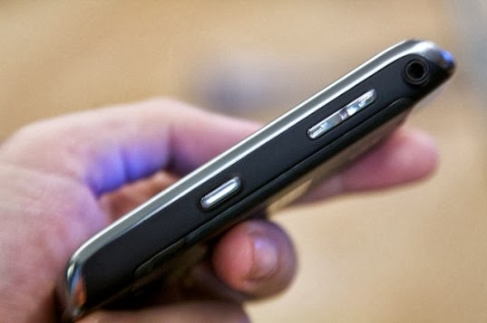 Τι να προσέξουν οι καταναλωτές στα κινητά τηλέφωνα: Οδηγίες για αποφυγή έξτρα χρεώσεων και κακόβουλων λογισμικών - Φωτογραφία 1