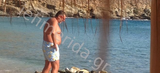 Πως πάχυνε ο Γιώργος Λιάγκας - Οι βουτιές του παρουσιαστή στην παραλία Καλύβια της Τήνου - Φωτογραφία 1