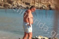 Πως πάχυνε ο Γιώργος Λιάγκας - Οι βουτιές του παρουσιαστή στην παραλία Καλύβια της Τήνου