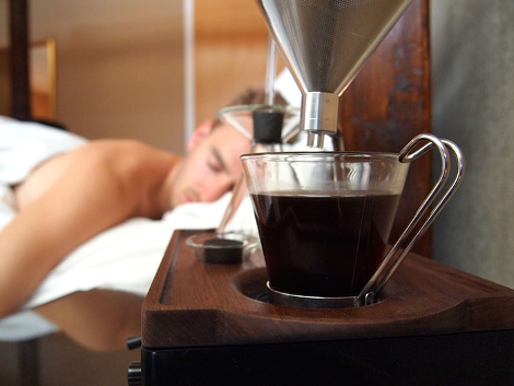 Αυτό το ξυπνητήρι σε ξυπνάει και σου φτιάχνει καφέ όπως ακριβώς τον πίνεις για να ανοίξει το μάτι σου [photo] - Φωτογραφία 1