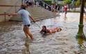 Εντυπωσιακές φωτογραφίες: Σπάσαν τα νερά του UCLA