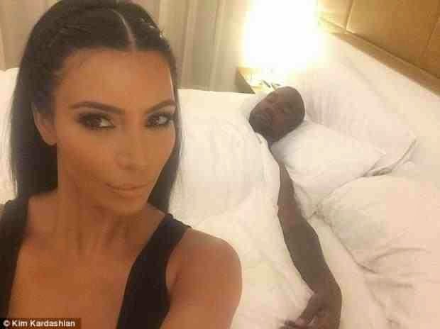 Με ποιόν κάνει selfie στην κρεβατοκάμαρά της η Kim Kardashian; - Φωτογραφία 2