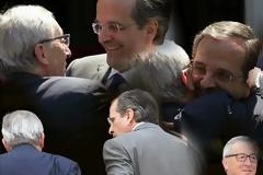 Φιλιούνται...αγκαλιάζονται: «Κάτσιασε» στα φιλιά τον Σαμαρά ο Γιούνκερ... [photos]