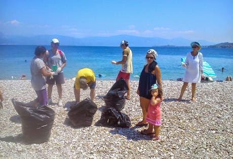 Πάτρα: Εθελοντές καθάρισαν από τα σκουπίδια την παραλία του Κάστρου στο Ρίο - Φωτογραφία 1