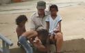 ΣΟΚ: Έπιασαν παιδεραστή να αγκαλιάζει και να φιλάει ανήλικα κορίτσια στη μέση του δρόμου! [photos] - Φωτογραφία 2