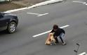 Γυναίκα σώζει τραυματισμένο σκύλο σε εθνική οδό! ΔΕΙΤΕ ΤΟ ΒΙΝΤΕΟ!