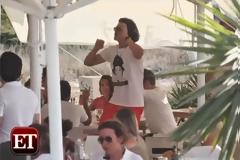 Δείτε τον Orlando Bloom να τα... δίνει όλα χορεύοντας «Happy»